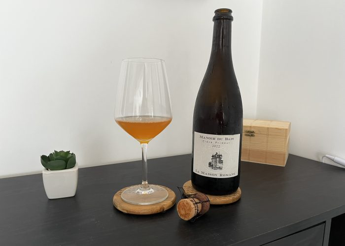 La Maison Romane – Manoir du Bais Cidre Primeur 2022_cider in glass La Maison Romane - Manoir du Bais Cidre Primeur 2022_cider in glass